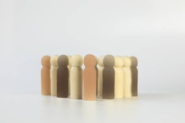 İzole edilmiş beyaz arka planda farklı etnik kökene sahip bir grup insan, farklı insanların bir arada durduğu metin için kopyalama alanı