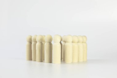 Beyaz arkaplanda birlikte duran bir grup insan, metin için günlük kopyalama alanı