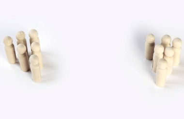 Eşitlik ve iş konseptinde rekabet için karşı karşıya duran iki farklı insan grubu beyaz arka planda izole edilmiş.