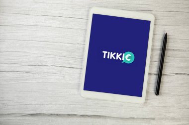 Hollanda, Aralık 2021 Mobil uygulaması Tikkie. Tikkie, ilerlemiş durumdaysanız paranızı geri alabileceğiniz bir Hollanda uygulaması. Metin için dijital tablete para aktar