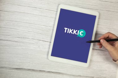 Hollanda, Aralık 2021 Mobil uygulaması Tikkie. Tikkie, ilerlemiş durumdaysanız paranızı geri alabileceğiniz bir Hollanda uygulaması. Metin için dijital tablete para aktar