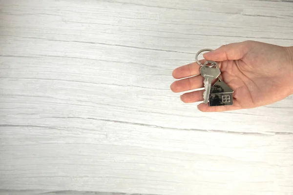Tangan Perempuan Makelar Memegang Kunci Pintu Baru Rumah Baru Atas — Stok Foto