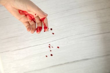 Kan ile el yaralanması, kan yarası üst görünüm, kopyalama alanı, tıbbi konsept metinler için boşluk gerektiriyor