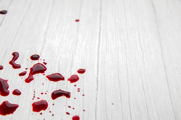 白い木製の背景に血のしみコピースペース 傷害の傷 テキストのための概念空間と滴下し 血まぐさい — ストック写真
