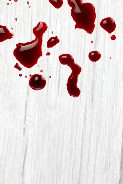 白い木製の背景に血のしみコピースペース 傷害の傷 テキストのための概念空間と滴下し 血まぐさい — ストック写真
