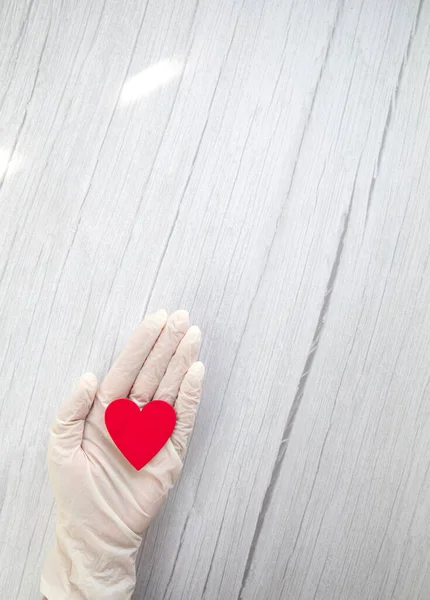 Rood Hart Wit Beschermend Medisch Handschoenen Bovenaanzicht Achtergrond Voor Dag — Stockfoto