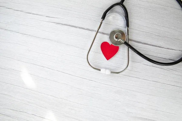 Jantung Merah Dan Stetoskop Medis Asuransi Rumah Sakit Konsep Hari — Stok Foto
