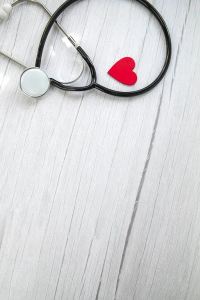 Jantung Merah Dan Stetoskop Medis Asuransi Rumah Sakit Konsep Hari — Stok Foto