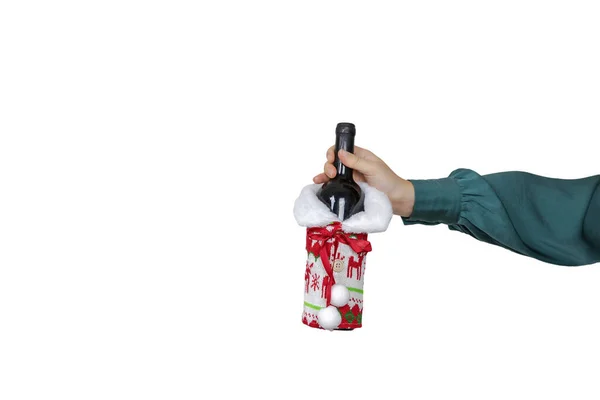 クリスマスのテーマの装飾と白の背景に隔離されたボトルワインを保持する女性 メリークリスマス アルコール飲料コンセプトコピースペース — ストック写真