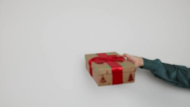 Femmina Mano Dando Confezione Regalo Vino Tema Natale Sfondo Bianco — Video Stock