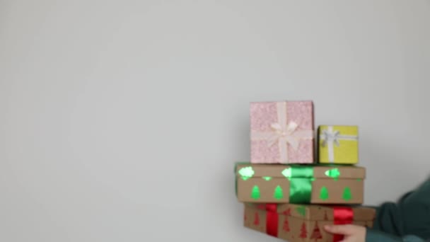 Жіноча Рука Дає Стек Подарункової Коробки Різдвяна Тема Білому Тлі — стокове відео
