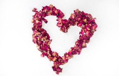 Kurumuş kırmızı gül yapraklarının güzel kalbi beyaz arka planda izole edilmiş, kopya alanı, sevgililer günü romantik kavram alanı metin için.