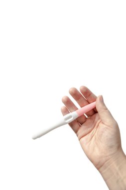 Beyaz arkaplan fotokopi alanı, çocuk doğumu, aile ve kadın kavramları üzerinde izole edilmiş boş gebelik testi tutan genç kadın elleri metin alanı