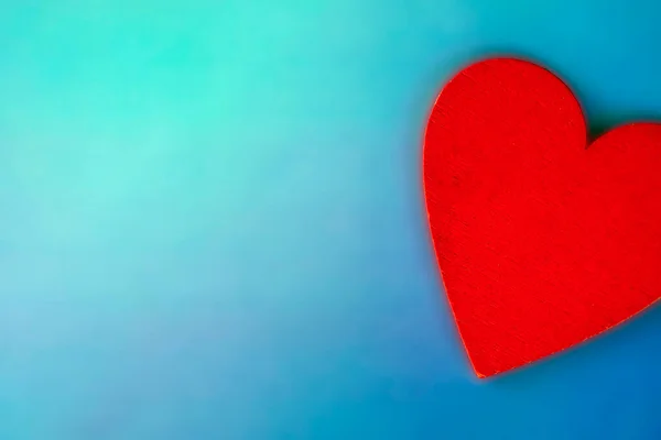 Açık Mavi Arka Planda Yumuşak Pembe Bir Kalp Yakın Plan — Stok fotoğraf
