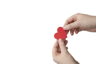 Beyaz arkaplanda kırmızı kalbi tutan kadın eli, metin için kopyalama alanı, aşk, sağlık, ilişki romantik kavram arka planı alanı