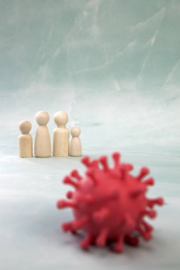 Güçlü bağışıklığı olan sağlıklı bir aile. Çocukları virüslerden ve bakterilerden korunan ebeveynler, uzaklık ölçer-19, koronavirüs sağlık konsepti kopyalama alanı