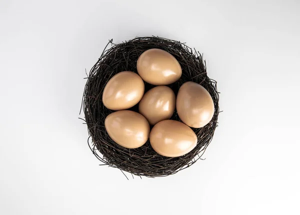 Nido Con Huevos Pollo Pájaro Aislados Una Vista Superior Fondo — Foto de Stock