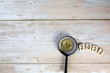 2022 'deki kripto para birimi fiyat tahmini, tahmin konsepti. Altın kripto sikkeler Bitcoin, Ethereum, Tel, Nano, Zincir halkası ve diğer numaralar tahtadan arka planda. metin için üst görünüm boşluğunu kopyala