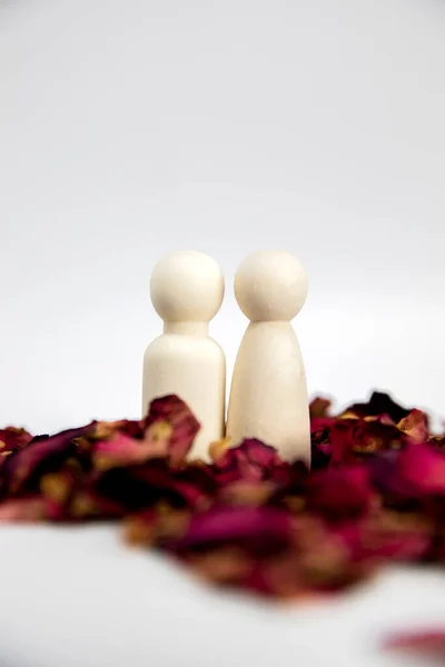 Real Love Lover Couple Concept Two Wooden Figures Red Rose — стоковое фото