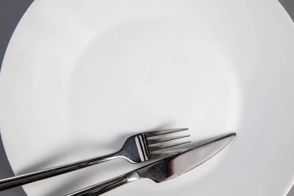 Empty Plate Fork Knife Gray Background Top View Copy Space — Φωτογραφία Αρχείου