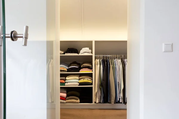 家用布和架子的走进式壁橱现代时尚的白色设计 室内空间的概念家 — 图库照片