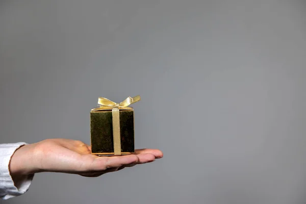 Руки Тримають Золоту Подарункову Коробку Ізольовані Сірому Фоні Подарунок День — стокове фото