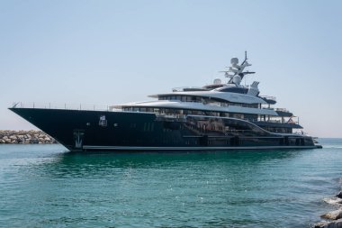 Marbella, Malaga, İspanya 1 Eylül 2019. Mega yatı Solandge 85 metre, Almanya 'daki Lrssen Tersanesi tarafından Puerto Banus limanına varıyor. Yat mürettebatı limanın girişini kontrol ediyor. çapa ile ayrıntıları selamla