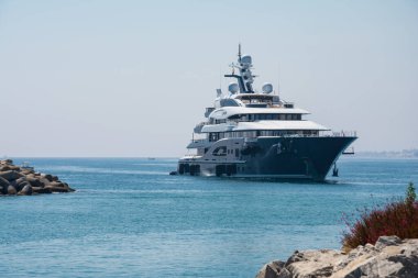 Marbella, Malaga, İspanya 1 Eylül 2019. Mega yatı Solandge 85 metre, Almanya 'daki Lrssen Tersanesi tarafından Puerto Banus limanına varıyor. Büyük yat limana yaz zamanı varıyor.