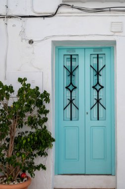Frigiliana kasabasındaki klasik ve eski güzel turkuaz kapı, la costa del sol, Malaga.