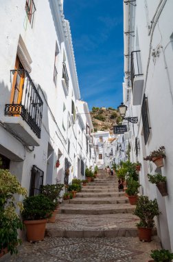 Frigiliana, Endülüs, İspanya 3 Ekim 2021 İspanya 'nın güneyinde güzel ve ünlü bir kasabada beyaz evleri olan dar bir sokak.