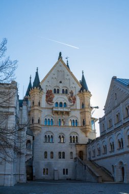 Neuschwanstein Kalesi 'nin iç avlusu, Bavyera' nın Schwangau belediyesinde yer almaktadır.