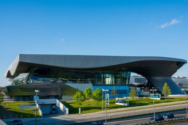 Münih, Almanya 30 Nisan 2016. BMW-Müze dış görünümleri bir köprü düzeyinden