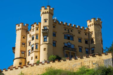 Hohenschwangau Kalesi (Alman Schloss Hohenschwangau). Bavyera Kralı II. Ludwig 'in çocukluk eviydi, Alman köyü Hohenschwangau' da yer almaktadır.