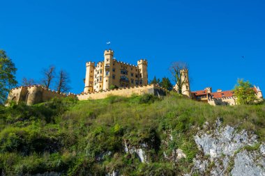 Hohenschwangau Kalesi (Alman Schloss Hohenschwangau). Bavyera Kralı II. Ludwig 'in çocukluk eviydi, Alman köyü Hohenschwangau' da yer almaktadır.