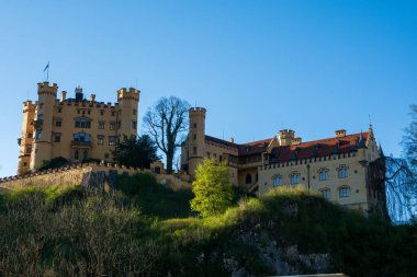 Schwangau, Almanya 29 Nisan 2016. Hohenschwangau Kalesi (Alman Schloss Hohenschwangau). Bavyera Kralı II. Ludwig 'in çocukluk eviydi, Alman köyü Hohenschwangau' da yer almaktadır.