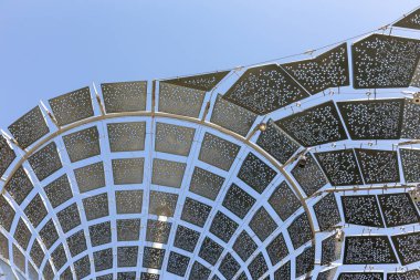 Dubai, BAE, 17.10.2021. Mobilite Bölgesi 2020 Fuarı 'ndaki yapay ağaç kulesi inşaatı. Mavi gökyüzüne karşı metal ağaç..