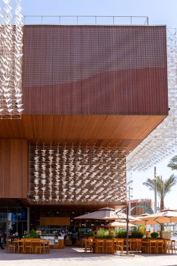 Dubai, BAE, 17.10.2021. Polonya Ulusal Pavyonu, 2020 Dubai Fuarı 'nda. Heykellerle kaplı ahşap cephe, uçan kuşlar ve Polonya ulusal bayrağını temsil ediyor..