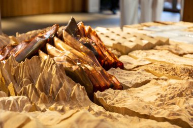 Dubai, BAE, 17.10.2021. Ahşap ve bakır Tatra Dağları Polonya Tablosu 'nun Polonya haritasını sembolize ediyor 2020 Dubai Fuarı' nda ulusal Pavyon, iç görünüş, ahşap iç mekan, modern sanat.