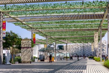 Dubai, BAE, 27.10.2021. Fuar 2020 Dubai, yeşil gölgeli patika ve yürüyen insanlar, arka planda Japon Pavyonu..