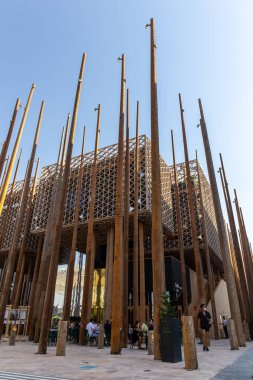 Dubai, BAE, 27.10.2021. İsveç Pavyonu, 2020 Dubai Fuarı, Sürdürülebilirlik Bölgesi 'ndeki ormanı temsil eden ahşap sandıklardan yapılmıştır..
