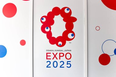 Dubai, BAE, 27.10.2021. Fuar 2025 Osaka, Japonya logosu, 2020 Dubai Fuarı sırasında reklam sergilendi..