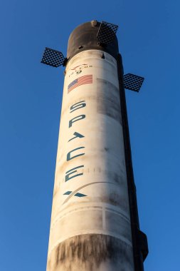 Dubai, BAE, 27.10.2021. Falcon 9 Space X, Dünya Fuarı 2020 Dubai 'de gösterilen iki aşamalı orta kaldırma aracı yeniden kullanılabilir..