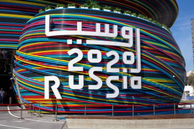 Dubai, BAE, 09.12.2021. Rusya Pavyonu 2020 Dubai Fuarı 'nda, Rusya ile renkli çizgili bina cephesi imzası.