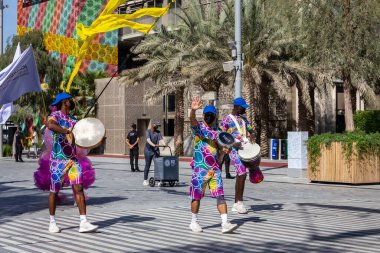 Dubai, BAE, 09.12.2021. Fuar 2020 Dubai Daily Parade, bateri çalan müzisyenler, renkli kıyafetler ve bayraklar giyiyorlar..