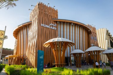 Dubai, BAE, 09.12.2021. Macar Pavyonu, Fuar 2020 Dubai 'de, ahşap bina etrafında..