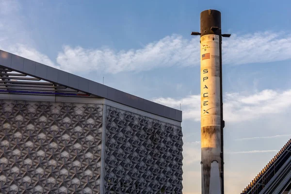 Dubai, BAE, 09.12.2021. Falcon 9 Space X, ikinci aşamadan yörüngeye kalkış aracı ABD Pavilion binasının yanında Expo 2020 Dubai 'de sergileniyor..