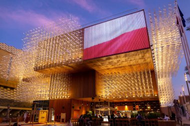 Dubai, BAE, 09.12.2021. Polonya Pavyonu, 2020 Dubai Fuarı 'nda, uçan kuşları ve Polonya Ulusal Bayrağını temsil eden heykellerle kaplanmış ahşap yüzüyle aydınlandı..