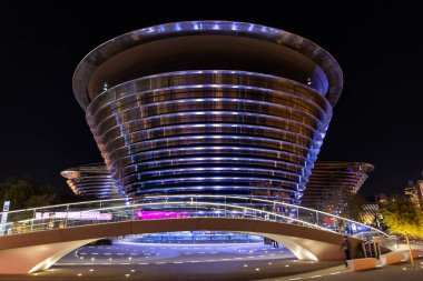 Dubai, BAE, 09.12.2021. Elif - Mobilite Pavyonu Fuar 2020 Dubai 'de, modern bina, simetrik manzara, gece aydınlığı.