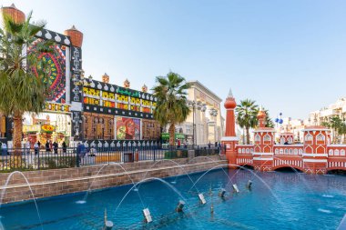 Dubai, BAE, 10.01.21. Dubai 'deki Küresel Köy eğlence parkındaki renkli Afrika ve Mısır pavyonlarının önünde gölet ve fıskiyeler var..