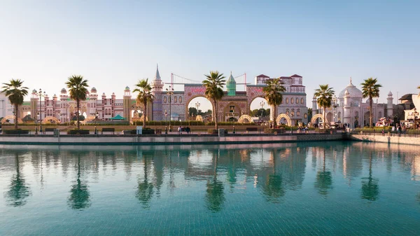 Dubai, BAE, 10.01.21. Dubai 'deki Küresel Köy eğlence parkının manzara manzarası Pakistan ve Türkiye ulusal pavyonları günbatımı sırasında turkuaz su göletine ve tarihi minyatürlere yansıyor.